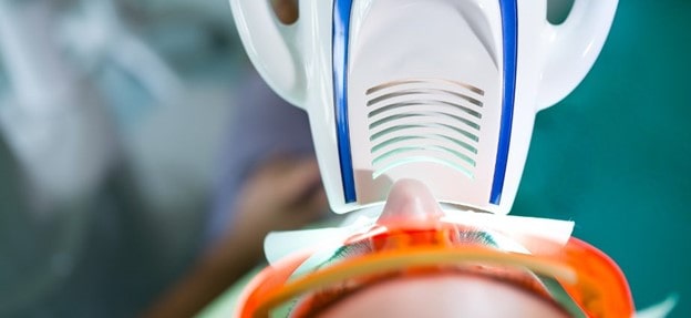 سفید کردن دندان به روش Zoom Teeth Whitening